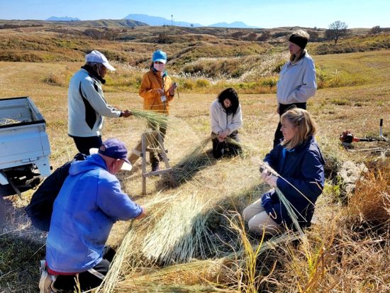 阿蘇カルデラ 普段は立ち入ることができない草原で乗馬体験＆ピクニックランチ　草原の守り人に教えていただく伝統農業体験も＜阿蘇発＞
