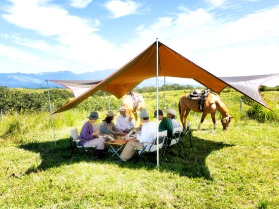 阿蘇カルデラ 普段は立ち入ることができない草原で乗馬体験＆ピクニックランチ　草原の守り人に教えていただく伝統農業体験も＜阿蘇発＞