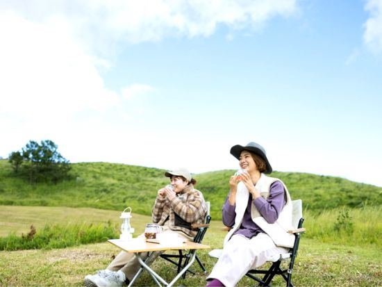 あか牛と伝統の田楽料理を味わう！アウトドア炭火焼ダイニング 普段は立ち入ることのできない「千年の草原」や渓谷の散策ができるフリータイムもあり＜6席限定／阿蘇発＞