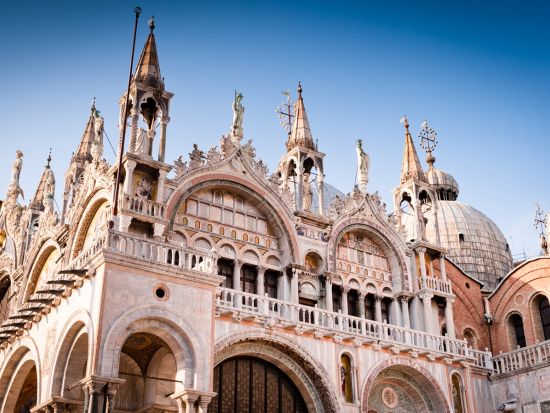 パリ発ベネチア着　イタリア周遊ツアー　ミラノ＋シルミオーネ＋ヴェローナ＋ベネチア　高速列車乗車付き＜5泊6日／月曜／1名催行／日本語＞