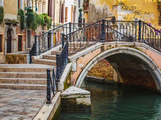 パリ発ベネチア着　イタリア周遊ツアー　ミラノ＋シルミオーネ＋ヴェローナ＋ベネチア　高速列車乗車付き＜5泊6日／月曜／1名催行／日本語＞