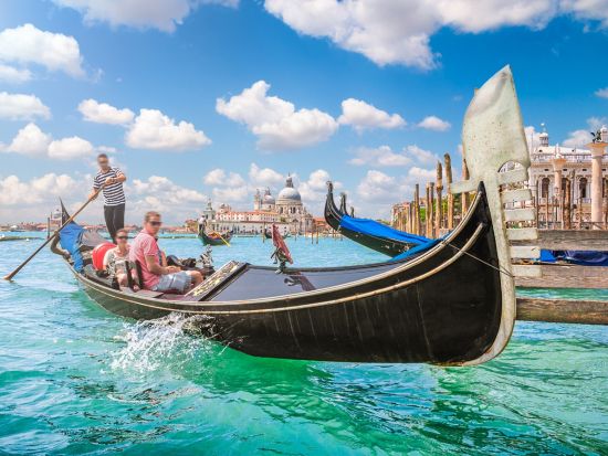 パリ発ローマ着イタリア周遊ツアー　ミラノ＋シルミオーネ＋ヴェローナ＋ベネチア＋アッシジ 高速列車乗車付＜7泊8日／月曜／1名催行／日本語＞