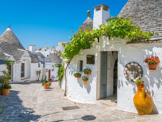 Italy_Alberobello_shutterstock_708456214