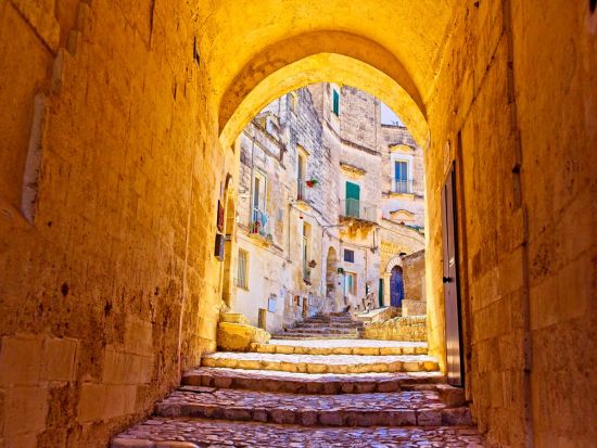 ナポリ発ローマ着 南イタリア周遊 1泊2日ツアー　ポンペイ＋マテーラ＋アルベロベッロ＋トラーニ＋ローマ＜火曜／1名催行／日本語＞