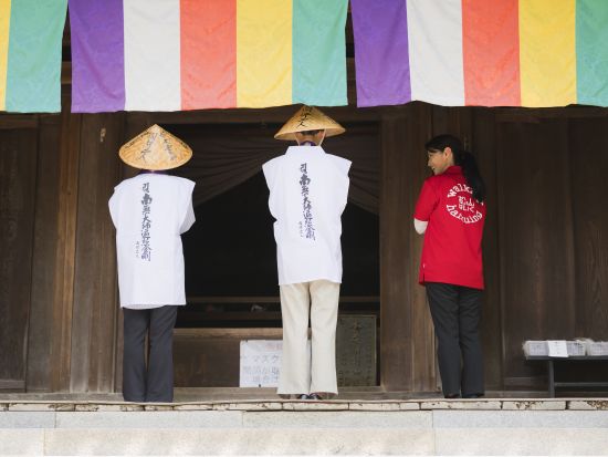 石手寺（51番）お遍路ツアー ミシュラン1つ星の札所で名物の焼き餅プレゼント＜ガイド付／お遍路グッズレンタル付／約1.5時間／道後温泉発＞