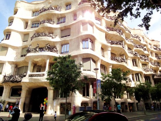 マドリード発バルセロナ着 1泊2日ツアー　世界遺産サラゴサ＋モンセラット＋バルセロナ観光　サグラダファミリア入場＜金曜／1名催行／日本語＞