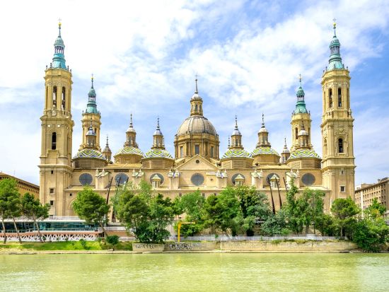 パリ発バルセロナ着　フレンチバスク・バイヨンヌ＋パンプローナ＋バルセロナ周遊　モンセラット観光とサグラダ・ファミリア入場付＜5泊6日／火曜／1名催行／日本語＞