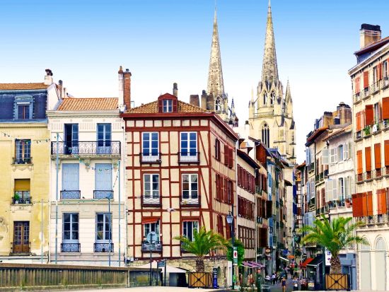 パリ発バルセロナ着　フレンチバスク・バイヨンヌ＋パンプローナ＋バルセロナ周遊　モンセラット観光とサグラダ・ファミリア入場付＜5泊6日／火曜／1名催行／日本語＞