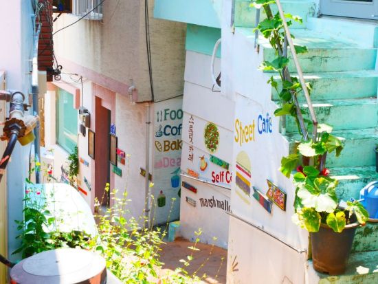 甘川文化村観光ツアー　絶景！カラフルなアートの村をたっぷり散策＊釜山3大グルメのテジクッパランチ付き＜午前／日本語ガイド／ロッテ免税店で自由解散＞