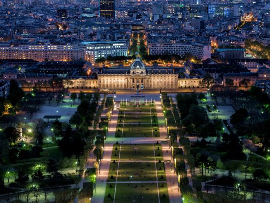 セーヌ川ディナークルーズ「パリ・セーヌ」乗船＋エッフェル塔優先入場（第2展望台）＜18:45発／3コースディナー／ソルフェリーノ河川港集合＞