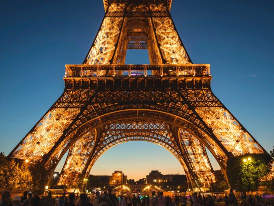 セーヌ川ディナークルーズ＋エッフェル塔（第2展望台）＋ムーラン・ルージュ（Moulin Rouge）＜18:45発／3コースディナー／ソルフェリーノ河川港集合＞