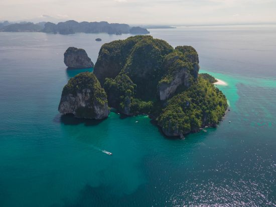 【クラビ発】タイの離島で絶景を満喫　貸切ラグジュアリーボートで行くアイランドホッピングツアー　夕日鑑賞付きプランあり＜半日・1日／選べる昼食付き／英語ガイド＞