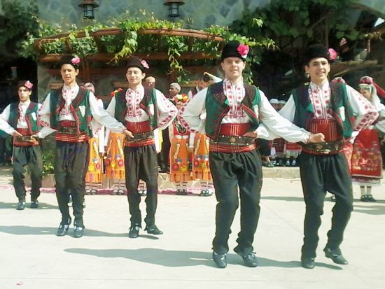 【プライベートツアー】6月7日（日）限定！ダマスセナ バラ園＋カザンラック・バラ祭り日帰り観光ツアー＜専用車／ソフィア発＞