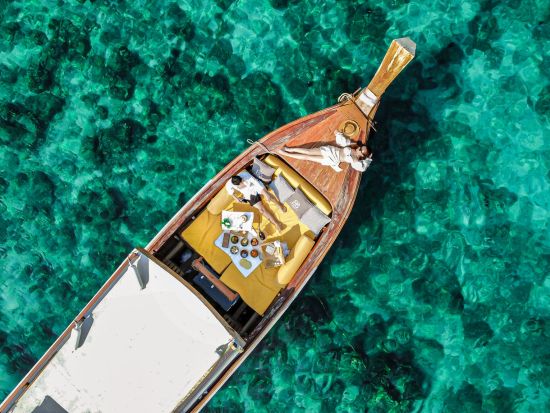 【クラビ発】タイの離島で絶景を満喫　貸切ラグジュアリーボートで行くアイランドホッピングツアー　夕日鑑賞付きプランあり＜半日・1日／選べる昼食付き／英語ガイド＞