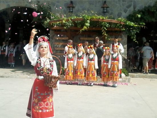 【プライベートツアー】6月7日（日）限定！ダマスセナ バラ園＋カザンラック・バラ祭り日帰り観光ツアー＜専用車／ソフィア発＞