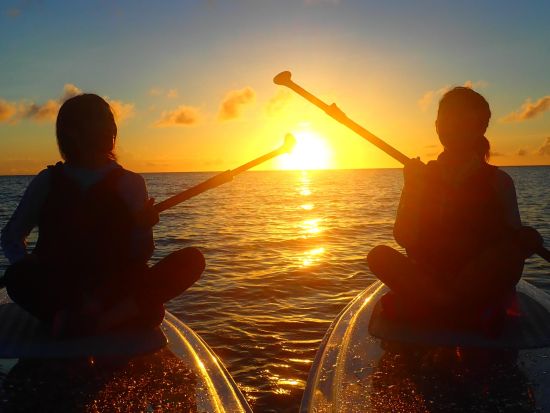 サンセットクリアSUP　茜色に染まる絶景を堪能しながらSUPを楽しもう♪ ＜2時間／底地ビーチ／石垣島＞by マーレ石垣島