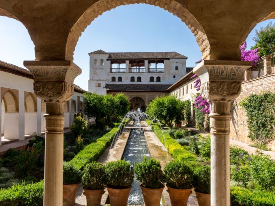 バルセロナ発マドリード着　スペイン周遊ツアー　サグラダ・ファミリア入場＋グラナダ＋セビリア＋コルドバ　高速列車乗車付き＜7泊8日／金曜／1名催行／日本語＞