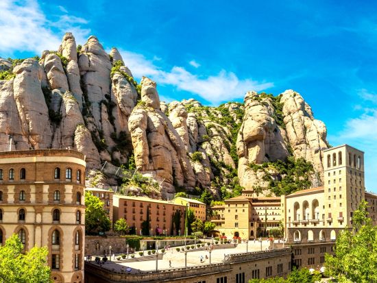 パリ発バルセロナ着　フレンチバスク・バイヨンヌ＋パンプローナ＋バルセロナ周遊　モンセラット観光とサグラダ・ファミリア入場付＜5泊6日／火曜／1名催行／日本語＞