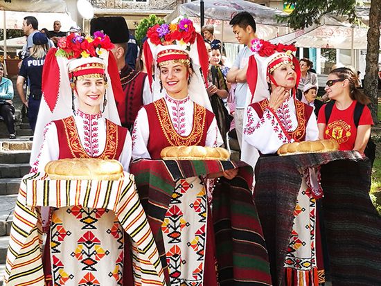 歓迎セレモニーのパンを持って待機_2500