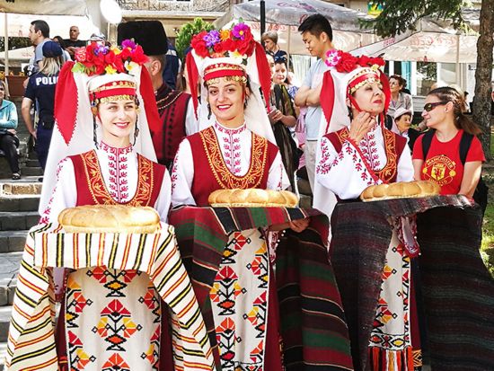 【プライベートツアー】6月7日（日）限定！ダマスセナ バラ園＋カザンラック・バラ祭り日帰り観光ツアー＜専用車／ソフィア発＞