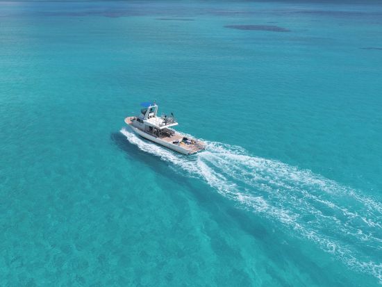 チャーターボート　石垣島の美しい海をプライベート空間で満喫　目的に合わせてさまざまなタイプの船をご用意＜石垣島＞ 