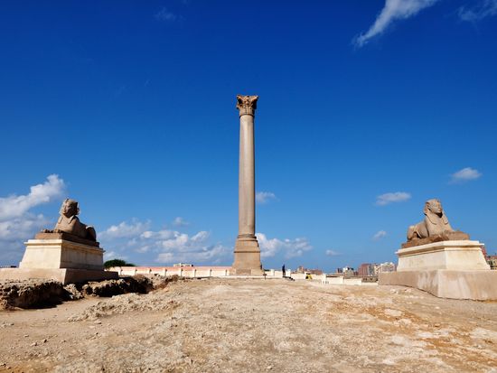 pixta_10750251_ポンペイの柱とスフィンクス像