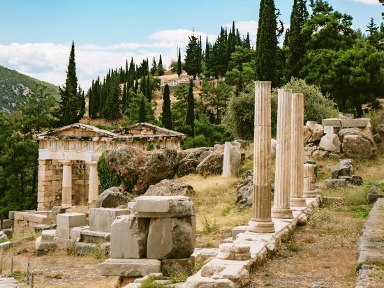 世界遺産デルフィ遺跡＋デルフィ博物館 日帰り観光ツアー＜昼食付／日本語アシスタント／アテネ発＞by H.I.S.