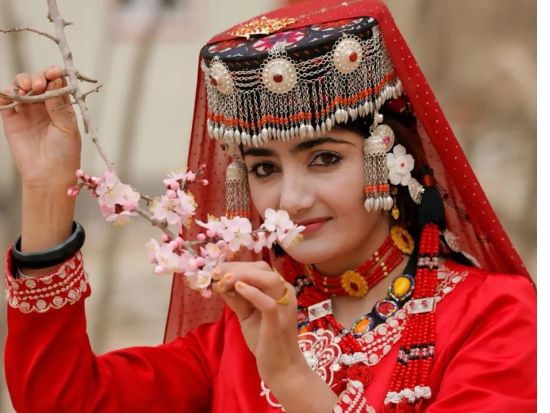 【上海発新彊探訪】南彊鉄道で行く異国情緒が溢れるシルクロード周遊ツアー☆ウルムチ＋トルファン＋カシュガルを巡る4日間＜航空券付／宿泊付き／プライベートツアー＞