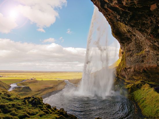 Iceland_Seljalandsfoss_shutterstock_520477000
