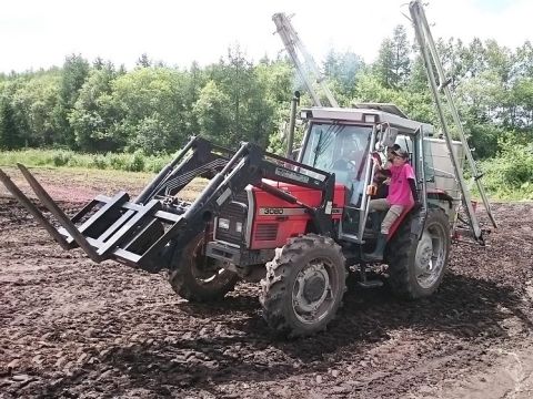 カラフルポテト収穫&トラクター乗車体験 色とりどりのじゃがいもを掘って収穫！畑を味わうランチ付きプランもご用意♪＜9～10月／帯広＞by 十勝ガールズ農場