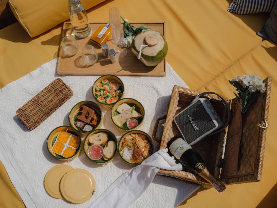 【クラビ発】タイの秘境ビーチを堪能　貸切ラグジュアリーボートで行くホン島ツアー　夕日鑑賞付きプランあり＜半日・1日／選べる昼食付き／英語ガイド＞