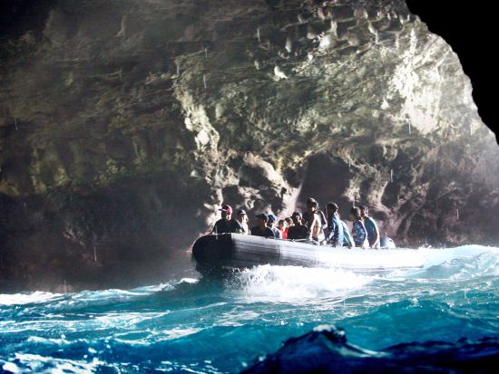 ナ・パリ・コースト　クルージング＆シュノーケリングツアー　高速ラフティングボートでスリル満点クルージング！＜5時間／昼食付き／英語ガイド＞
