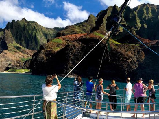 ナ・パリ・コースト　サンセットクルージング　ラッキーレディ号＜5.5時間／夕食付き／英語ガイド＞