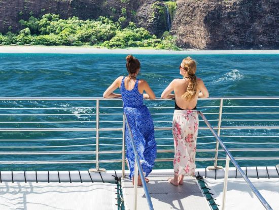 ナ・パリ・コースト　サンセットクルージング　ラッキーレディ号＜5.5時間／夕食付き／英語ガイド＞