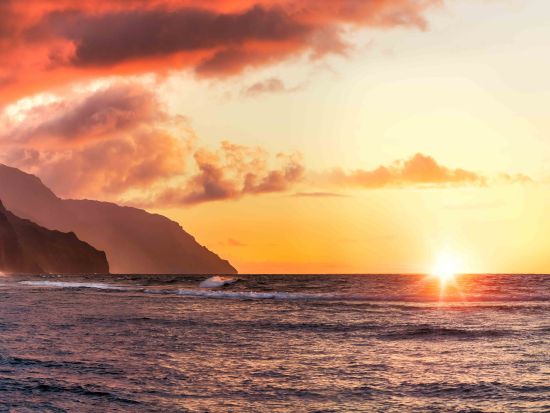 ナ・パリ・コースト　サンセットディナークルージング　イミロア号＜5時間／4～5月・9～12月／夕食・飲み放題付き／英語ガイド＞