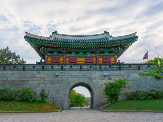 ソウル郊外観光ツアー　世界遺産・江華島（カンファド）支石墓群　対岸に北朝鮮を望む島の史跡を巡る　麦飯ビビンバランチ＜1日／日本語ガイド／ホテルお迎え付＞