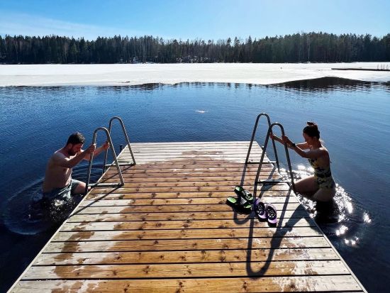 国立公園ハイキング＆クーシヤルヴィサウナ体験ツアー 森と湖とサウナでリフレッシュ＜森でのBBQ昼食付／英語ガイド／ヘルシンキ発＞