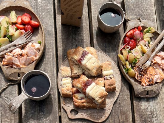 国立公園ハイキング＆クーシヤルヴィサウナ体験ツアー 森と湖とサウナでリフレッシュ＜森でのBBQ昼食付／英語ガイド／ヘルシンキ発＞