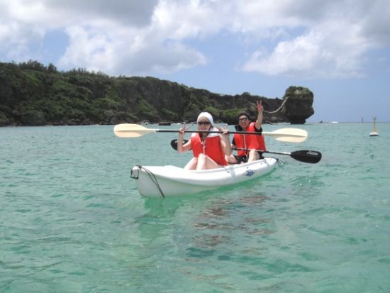 カヤッククルージング　景勝地で有名な「万座毛」の絶景を海からの眺める贅沢なツアー＜3歳から／グリーンフィンズ認定店／恩納村＞by 恩納海浜公園ナビービーチ