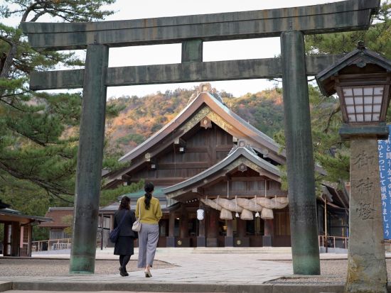 玉造温泉「長楽園」1泊2日 出雲神話ウェルネスガイドがご案内する出雲大社観光付き＜朝夕2食付き／玉造温泉／松江市＞