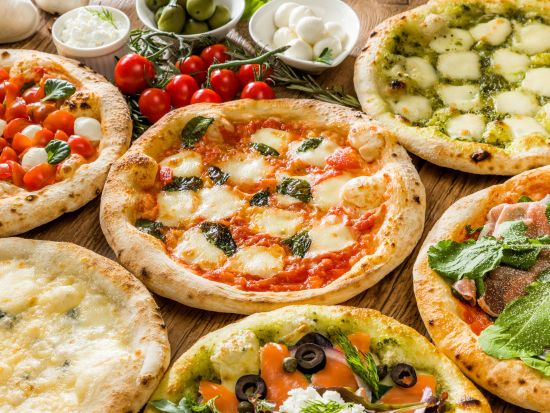 【プライベートツアー】人気モンティ地区の夜の散策ツアー（絶品B級グルメ付き）＜午後／日本語アシスタント／ローマ発＞by Mybus