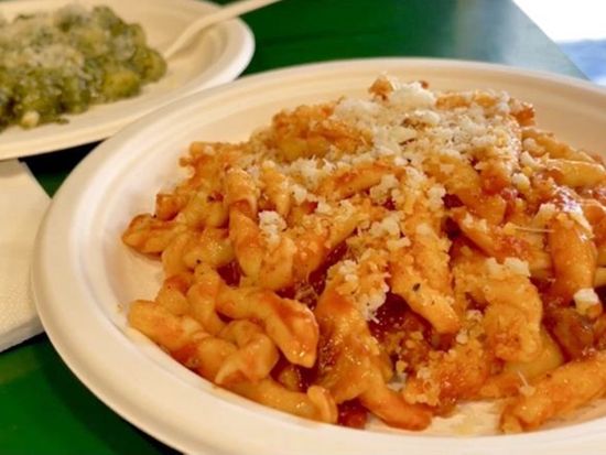 【プライベートツアー】人気モンティ地区の夜の散策ツアー（絶品B級グルメ付き）＜午後／日本語アシスタント／ローマ発＞by Mybus