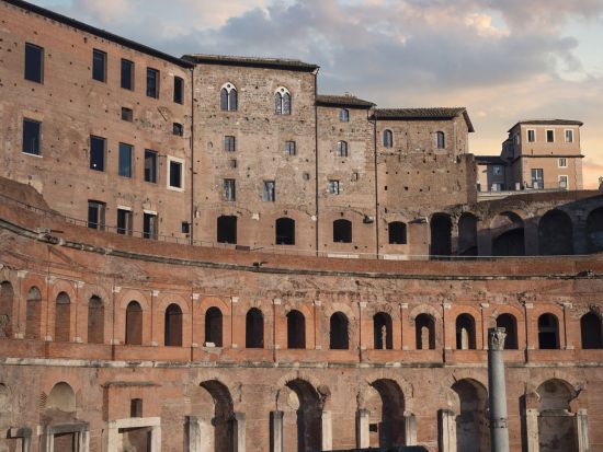 【プライベートツアー】人気モンティ地区の夜の散策ツアー（絶品B級グルメ付き）＜午後／日本語アシスタント／ローマ発＞by Mybus