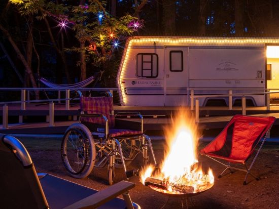 1日1組限定！バリアフリーのトレーラーハウスやテントでの1泊2日キャンプ体験 みんなが笑顔になる秘密基地みたいなキャンプ場 手ぶらで参加OK＜1～8名／河口湖＞