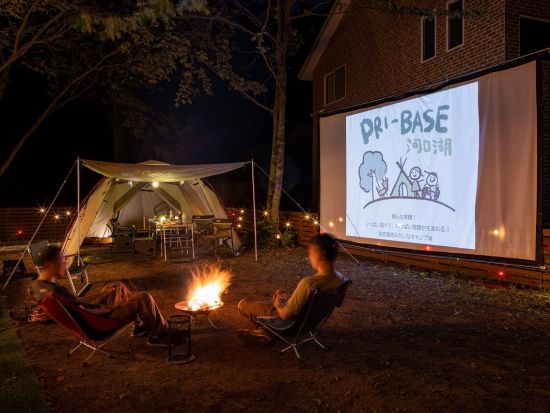 1日1組限定！バリアフリーのトレーラーハウスやテントでの1泊2日キャンプ体験 みんなが笑顔になる秘密基地みたいなキャンプ場 手ぶらで参加OK＜1～8名／河口湖＞