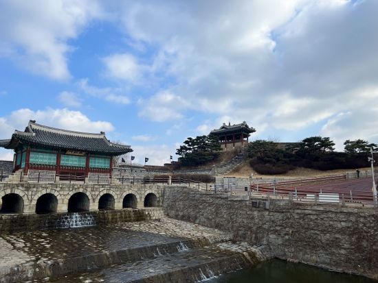 ソウル郊外観光ツアー　世界遺産 水原華城＆行宮洞巡り 名物グルメ「水原チキン」 ＜昼食付き／1日＞