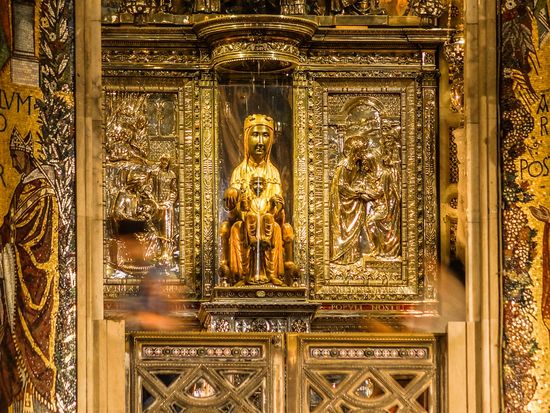 pixta_87718229_M_the Black Madonna