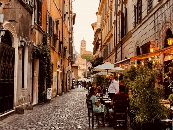 【プライベートツアー】人気モンティ地区の夜の散策ツアー（絶品B級グルメ付き）＜午後／日本語アシスタント／ローマ発＞by Mybus