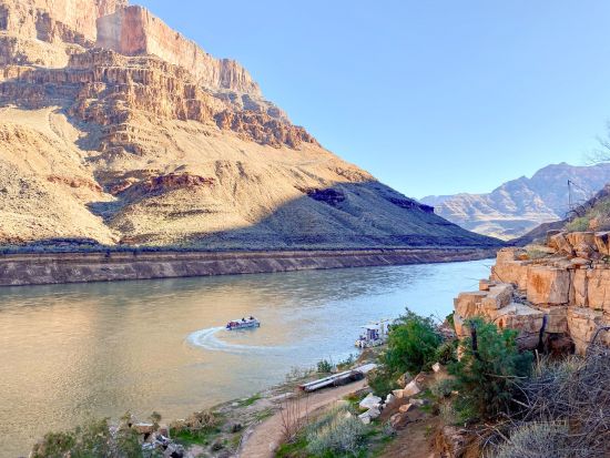 グランドキャニオン・ウエストリム＆スカイウォーク探索ツアー　小型飛行機＋ヘリコプター＋ボート利用 ＜日本語オーディオガイド／英語ドライバー＞