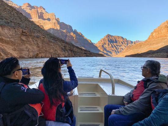 グランドキャニオン・ウエストリム＆スカイウォーク探索ツアー　小型飛行機＋ヘリコプター＋ボート利用 ＜日本語オーディオガイド／英語ドライバー＞